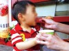 Bé trai 2 tuổi sống thực vật vì hóc hạt nhãn khi vừa ăn, vừa cười đùa cùng người lớn