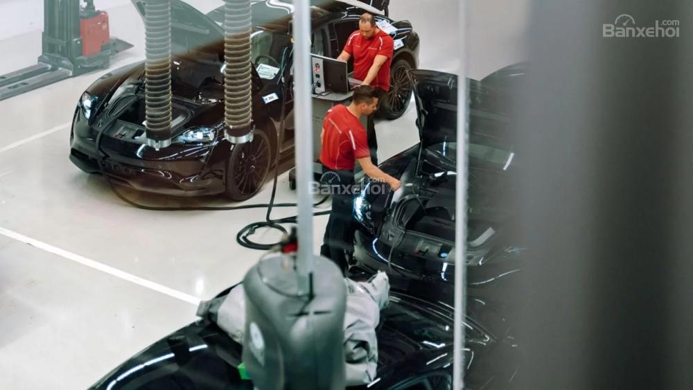Porsche Taycan sở hữu 2 mô-tơ điện công nghệ cao - 4