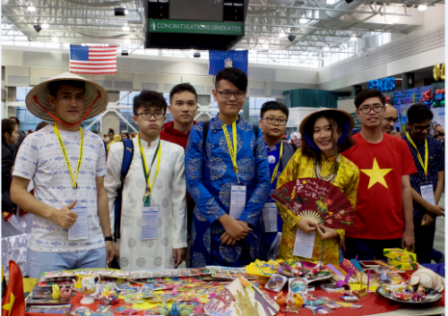 Đoàn học sinh Việt Nam tham dự vòng Chung kết Cuộc thi Genius Olympiad tại Mỹ tự tin trao đổi văn hóa với bạn bè quốc tế.