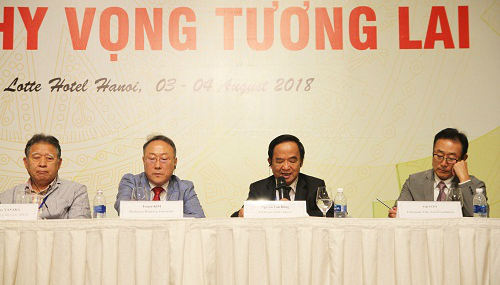 GS Nguyễn Lân Dũng trình bày tham luận tại hội thảo One Asia 2018, diễn ra ở Hà Nội. Ảnh: Thùy Linh